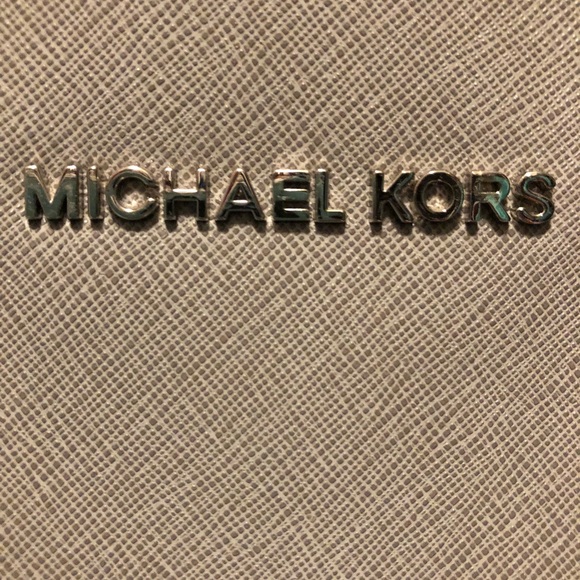 Micheal Kors tote - Picture 2 of 8